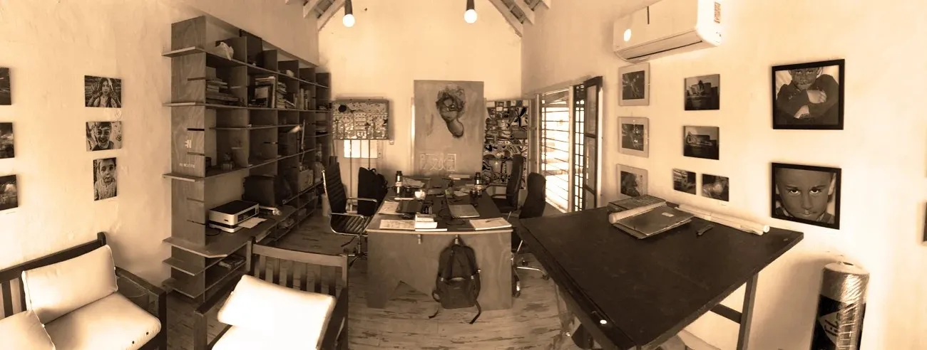 Interior del estudio PisoUno en La Barra